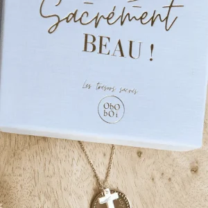 Collier plaqué or gravé J’ai foi en toi avec médaille 2 cm et croix nacre 1 cm – bijou religieux cadeau de communion fille.