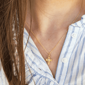 Collier croix plaqué or avec zirconium – bijou religieux La Précieuse, cadeau de communion ou confirmation pour fille ou femme.