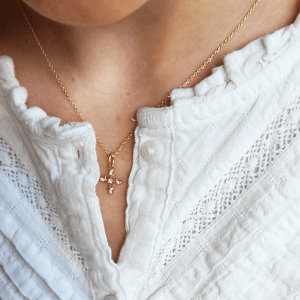 Collier petite croix trilobée plaqué or avec zirconium – La Mini Précieuse, bijou religieux pour cadeau de communion fille.